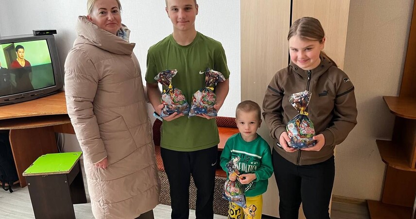 Новогодние визиты: ИДН Пинского района и соцслужбы посетили семьи в СОП