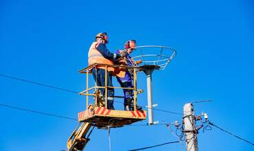 Пинский район: новые конструкции для гнездования аистов установили в Стытычево