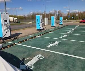 На трассе М-1 под Барановичами открылся сверхбыстрый зарядный хаб