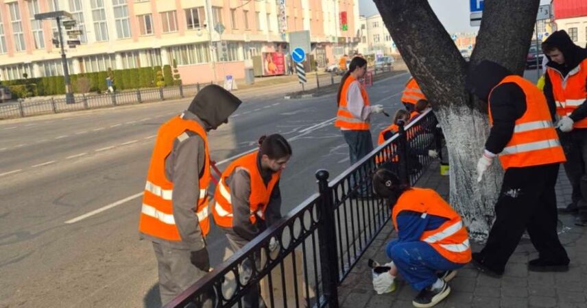 Марафон чистоты в Пинске: студенты помогают коммунальщикам преображать город к весне