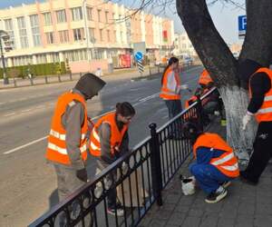 Марафон чистоты в Пинске: студенты помогают коммунальщикам преображать город к весне