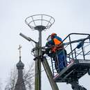 Зима не помеха: в Пинском районе энергетики устанавливают на ЛЭП платформы для аистов