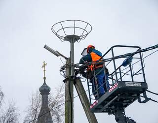 Зима не помеха: в Пинском районе энергетики устанавливают на ЛЭП платформы для аистов