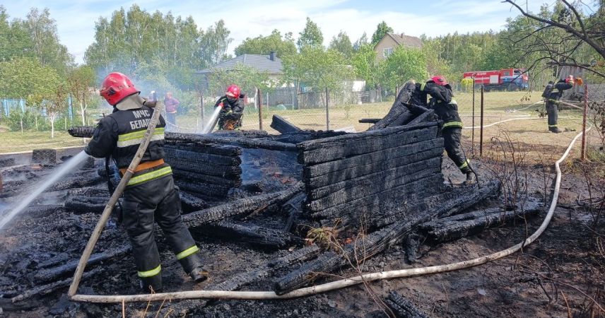 Два пожара за неделю: в Парахонске трагически погиб мужчина, в с/т «Магия» сгорела дачная постройка
