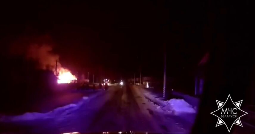 В Пинском районе сотрудники МЧС вынесли мужчину из горящего дома