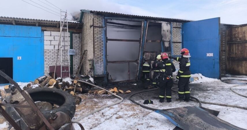 Пожар на мехдворе: 7 февраля в Лопатино горели гаражные боксы