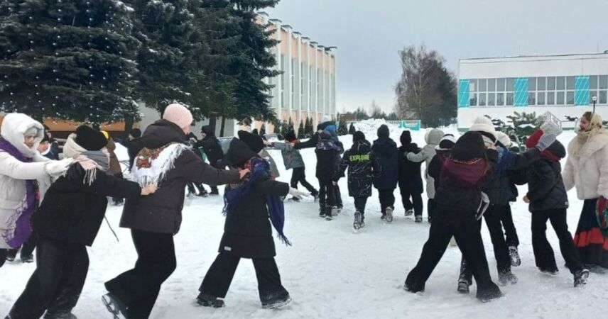 «Проказы Снеговика»: в Парохонске милиция и работники культуры организовали праздник для школьников