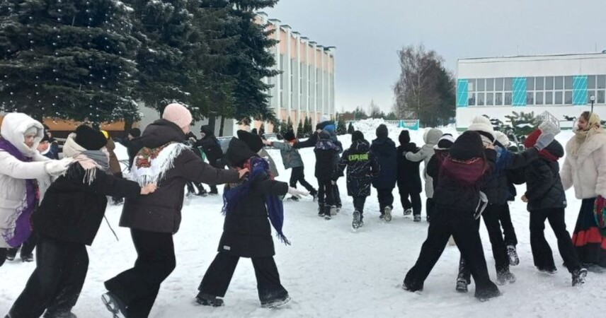 «Проказы Снеговика»: в Парохонске милиция и работники культуры организовали праздник для школьников