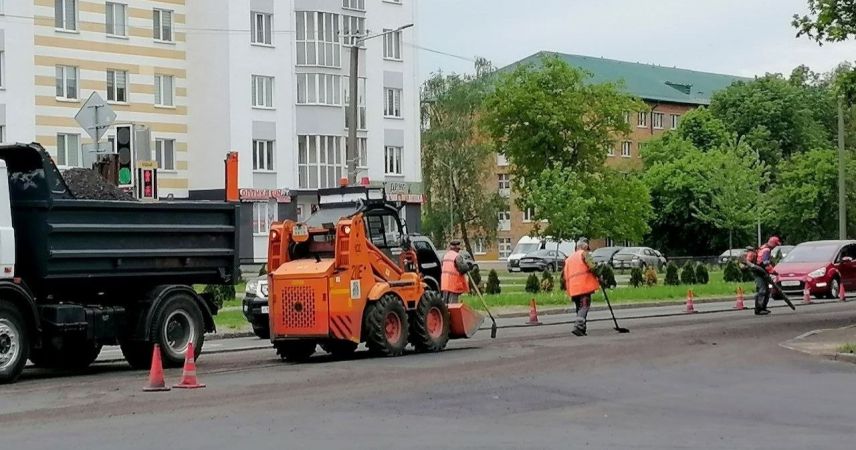 В Пинске на перекрестке Центральной и Рокоссовского ремонтируют дорогу