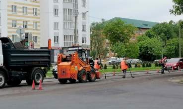 В Пинске на перекрестке Центральной и Рокоссовского ремонтируют дорогу