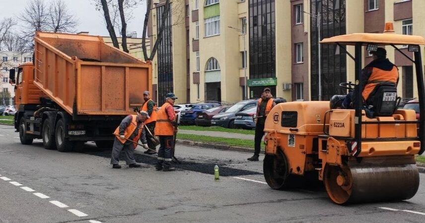 Революционную «латают»: на улице идет ямочный ремонт