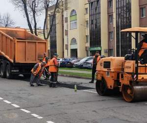 Революционную «латают»: на улице идет ямочный ремонт