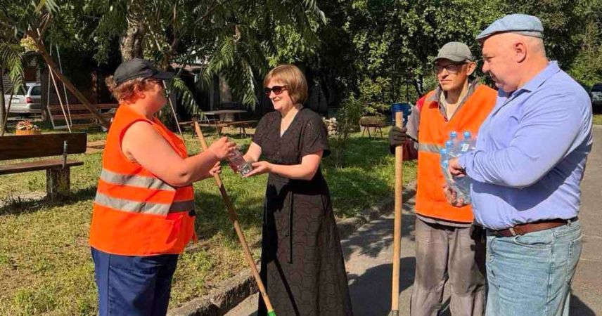 В Пинске профсоюз обеспечил водой коммунальщиков во время летнего зноя