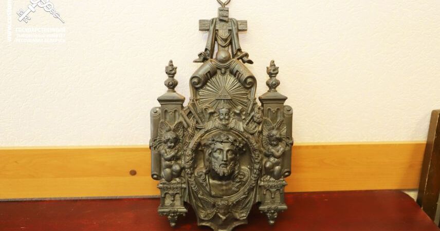 Картины и статуэтки на 32 тысячи рублей пытались нелегально провезти через границу в Бресте