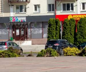 Фотофакт: на площади Ленина коммунальщики убрали увядшие хвойники