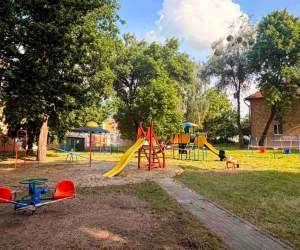 ЖРЭУ Пинска заменяет изношенные качели во дворах города