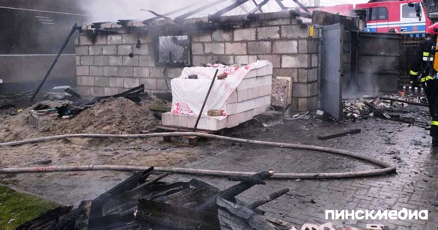 Сгоревшее авто, пожар в Заполье, обгоревшая женщина и труп в Ботово: в Пинске и районе за неделю произошло 4 пожара