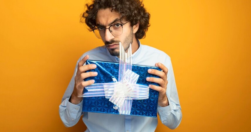 Подарки, которые лучше оставить в прошлом: 10 неудачных идей на 23 февраля