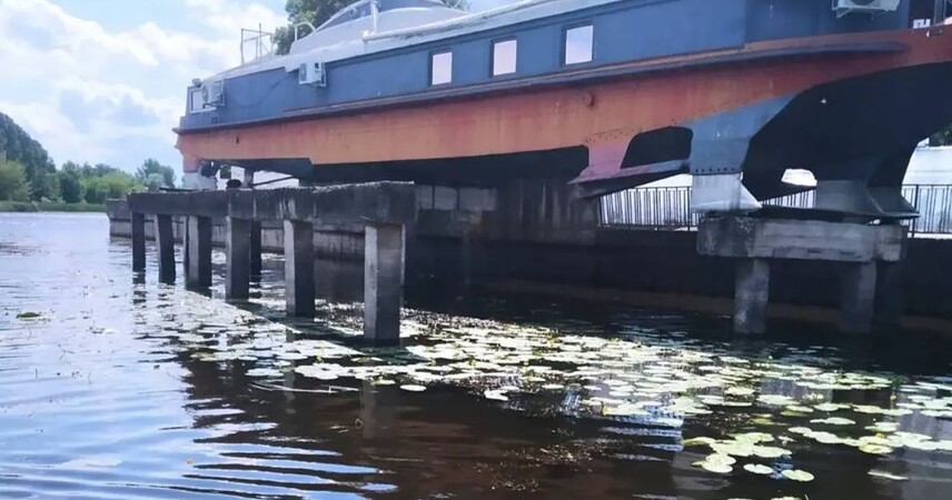 Держалась за сваю и звала на помощь: у кафе «Бригантина» в Пинске из реки спасли 22-летнюю девушку