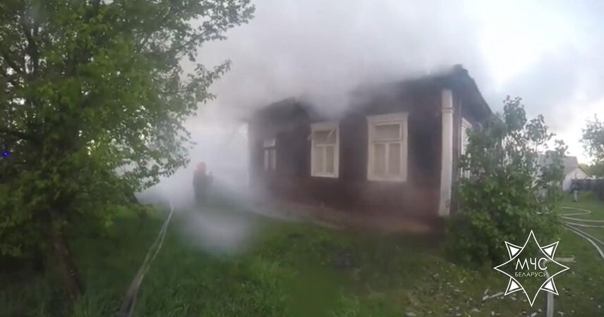 Восемь человек едва не погибли во время пожара в Пинском районе