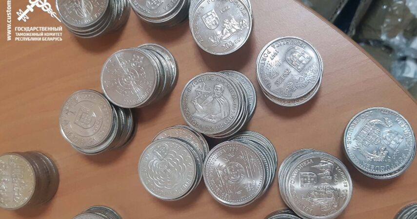 Белорус пытался ввезти в страну десятки тысяч монет, скрыв их в грузовике