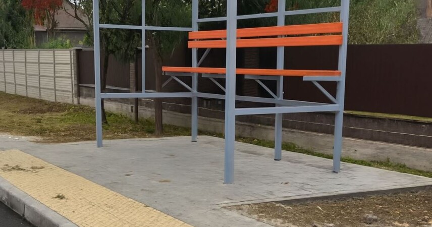 В TikTok обсуждают остановку в Галево: скамейка вызвала вопросы у пассажиров