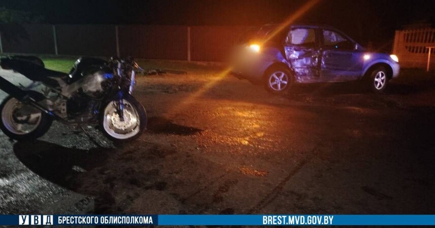 Под Пинском столкнулись Hyundai и мотоцикл Honda: 29-летний байкер в больнице