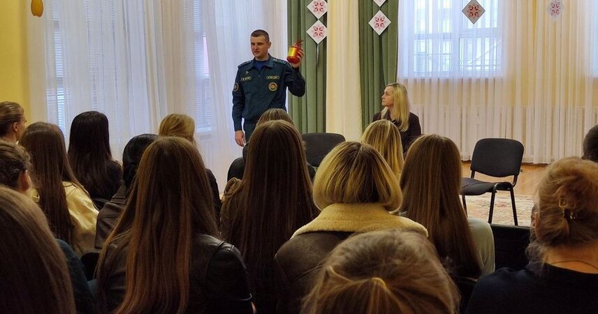 В Пинске в детсаду № 16 прошла встреча родителей с МЧС: обсуждали безопасность детей