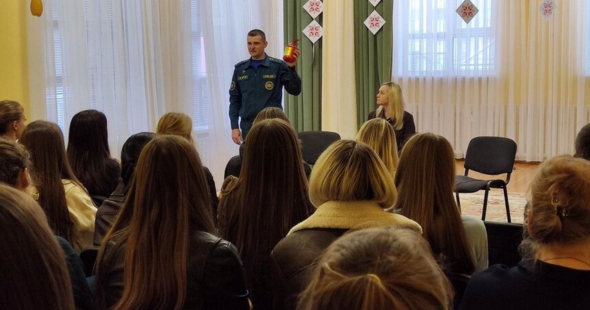 В Пинске в детсаду № 16 прошла встреча родителей с МЧС: обсуждали безопасность детей