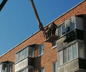 В Пинске коммунальщики объявили войну сосулькам и снежным шапкам