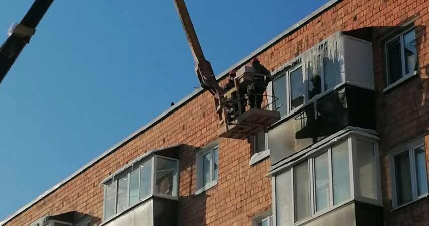 В Пинске коммунальщики объявили войну сосулькам и снежным шапкам