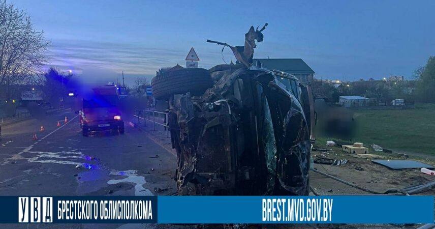 Официально: в ДТП с перевернувшимся BMW на путепроводе в Пинске обошлось без жертв
