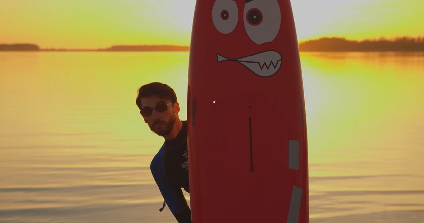 Вирусный – до абсурда: в Пинске сняли клип или как серфер в плаще и красной шапке искал потерянную любовь