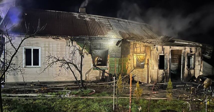 Пожар в деревне Колодеевичи: огонь уничтожил кровлю жилого дома