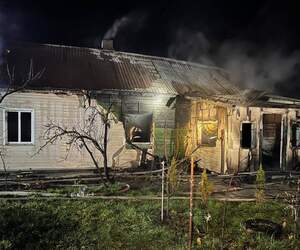 Пожар в деревне Колодеевичи: огонь уничтожил кровлю жилого дома