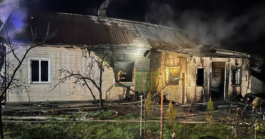 Пожар в деревне Колодеевичи: огонь уничтожил кровлю жилого дома
