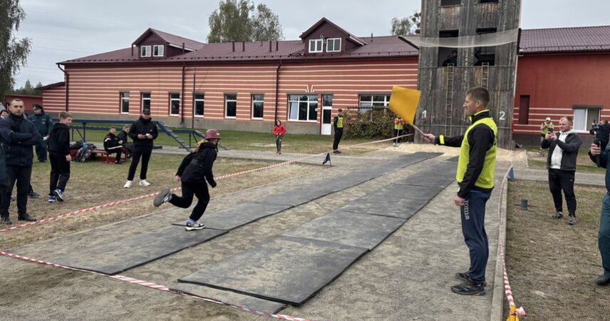 В Пинске прошли соревнования по пожарно-спасательному спорту среди школьников