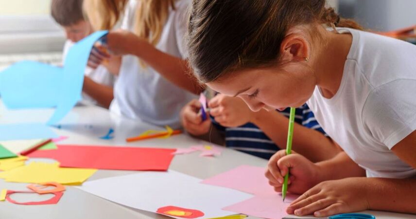 Продлёнка в школе: должны ли воспитатели помогать с уроками – ответ Минобразования