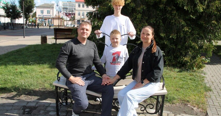 В Пинске появилась «Счастливая скамейка»: новый символ крепкого брака