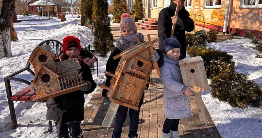 Экологический десант в Мерчицах: юные мастера Пинского района подарили птицам новые дома