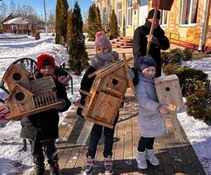 Экологический десант в Мерчицах: юные мастера Пинского района подарили птицам новые дома