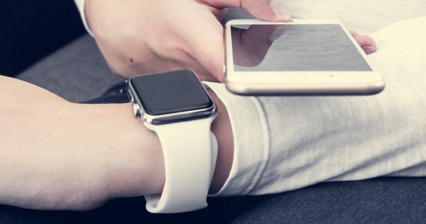 Можно ли учащимся в школе пользоваться смарт-часами, ответили в Минобре