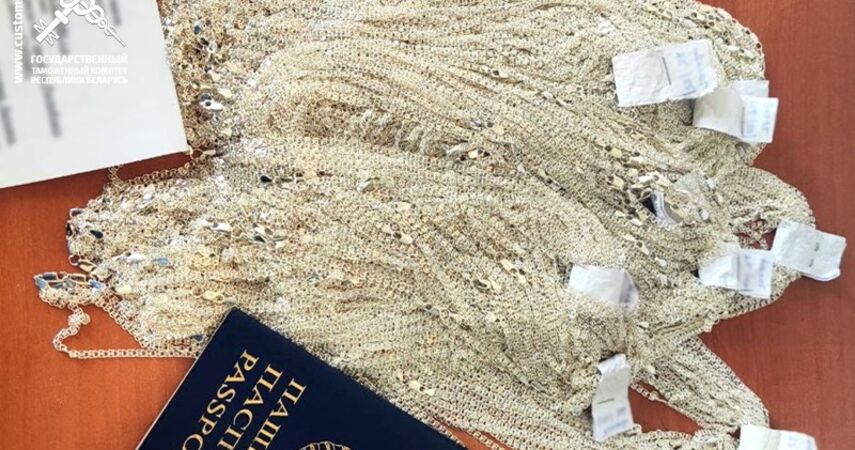 Почти 4 кг серебряных изделий пытались незаконно ввезти в Беларусь в обуви