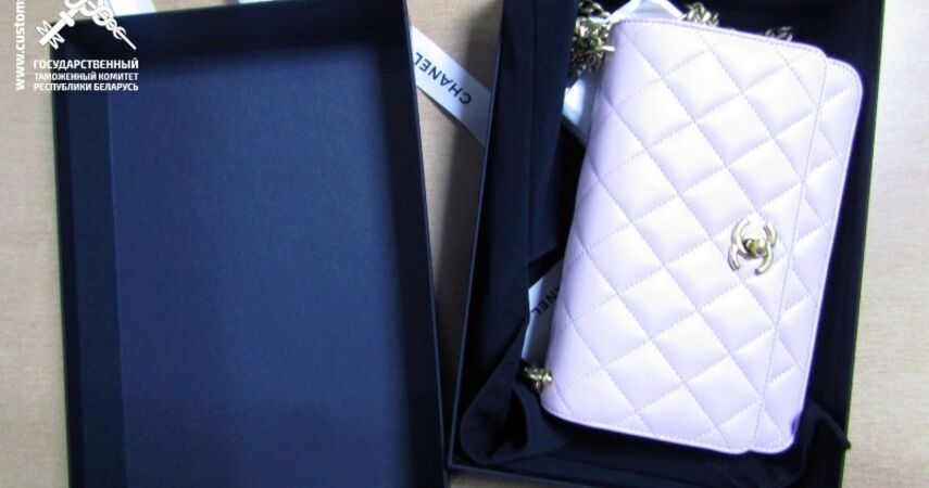 Водитель автобуса пытался тайно провезти из Польши брендовую обувь и аксессуары