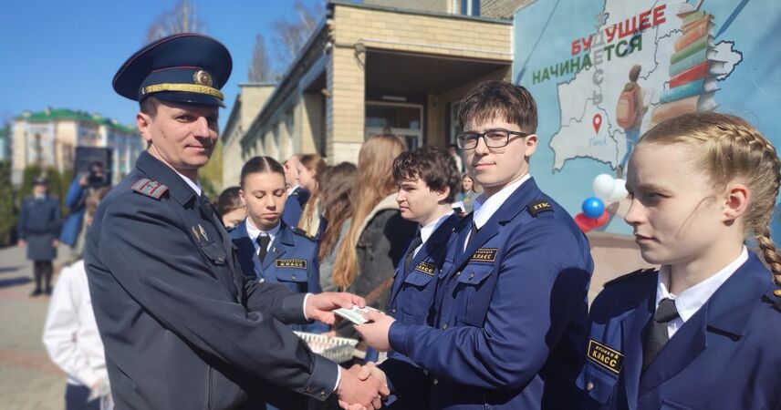 В Пинске провели торжественный прием учащихся правовых классов в БРСМ