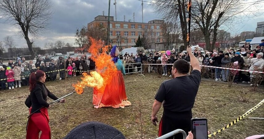 В Пинске проводили зиму традиционным сожжением масленичного чучела