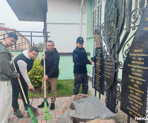Субботник в Пинске 2026: сотрудники ГОВД и молодежь благоустроили памятные места города