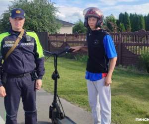 Смартфон в руках и слепые зоны: в ГАИ Пинска назвали главные ошибки подростков на самокатах