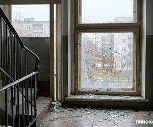 Друзья закрыли дверь: в Пинске 25-летний дебошир выместил обиду на окнах многоэтажки