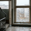 Друзья закрыли дверь: в Пинске 25-летний дебошир выместил обиду на окнах многоэтажки
